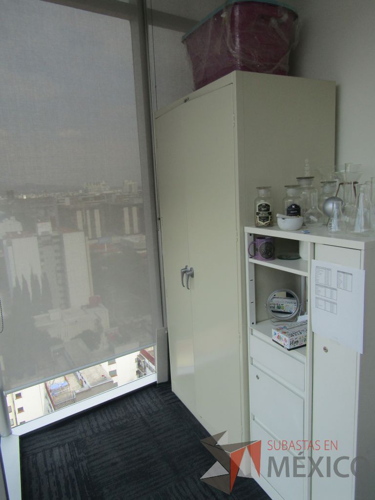 Lote 008 - Gabinete metálico alto de 2 puertas y manijas grises - Imagen 2
