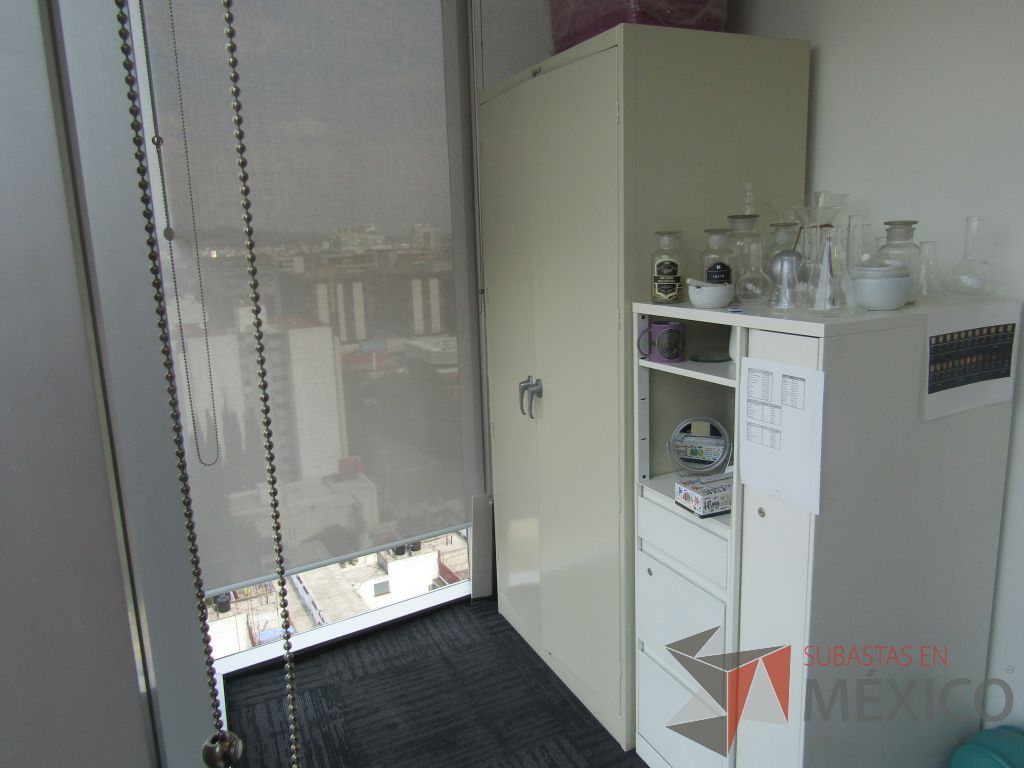 Lote 008 - Gabinete metálico alto de 2 puertas y manijas grises - Imagen 3