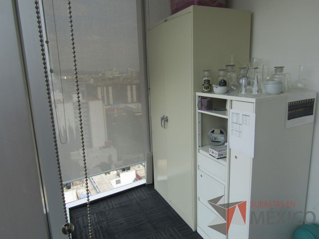 Lote 008 - Gabinete metálico alto de 2 puertas y manijas grises - Imagen 4