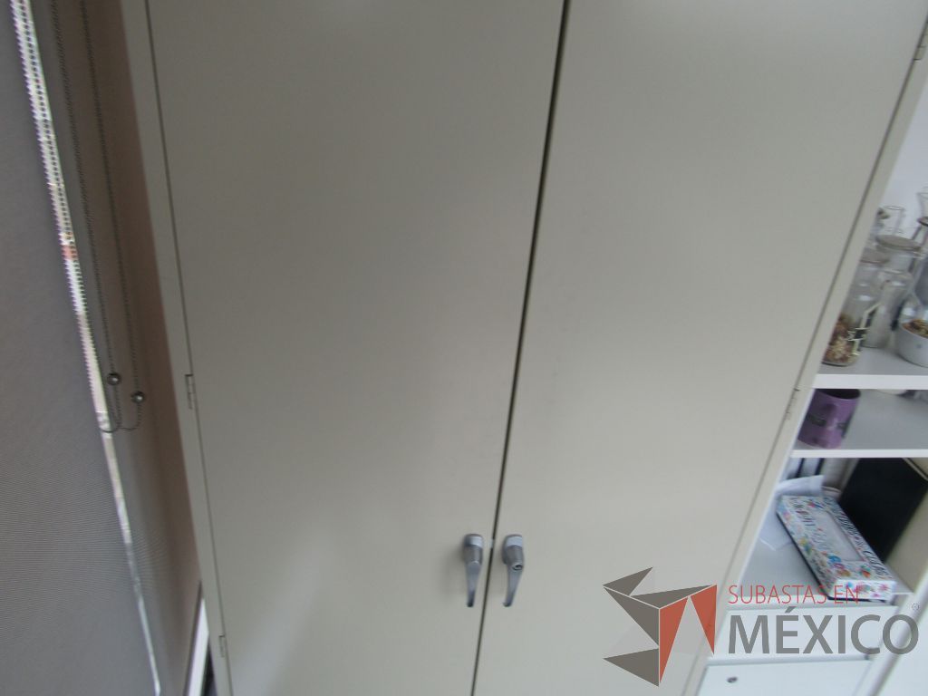 Lote 008 - Gabinete metálico alto de 2 puertas y manijas grises - Imagen 5