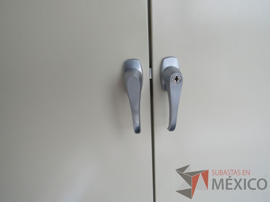 Lote 008 - Gabinete metálico alto de 2 puertas y manijas grises - Imagen 6