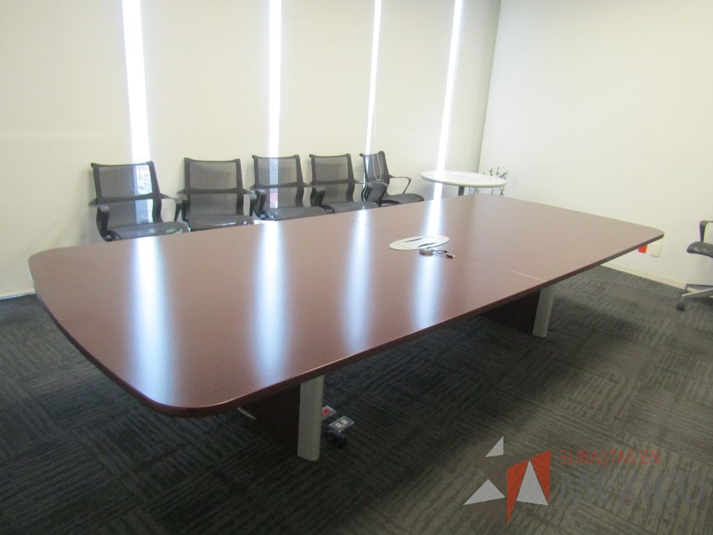 Lote 005 - Mesa de sala de juntas para 10 personas con accesorios para conexiones color café
