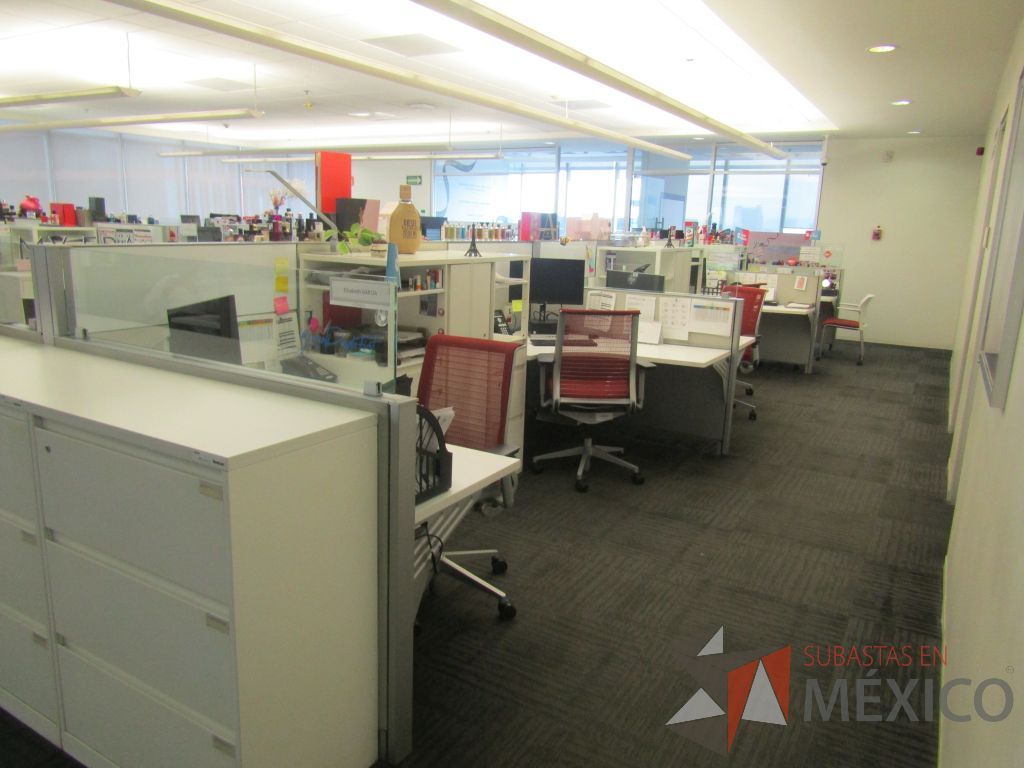 Lote 017 - Estación de trabajo para 9 personas con 9 gabinetes altos metálicos color blanco. - Imagen 2