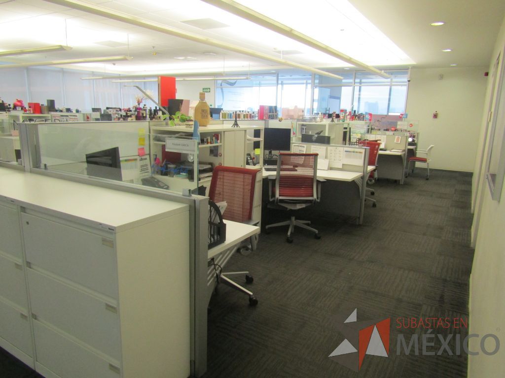 Lote 017 - Estación de trabajo para 9 personas con 9 gabinetes altos metálicos color blanco. - Imagen 3