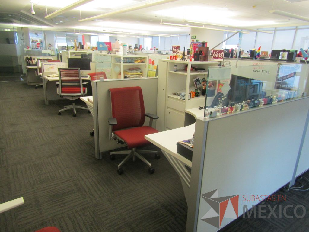 Lote 017 - Estación de trabajo para 9 personas con 9 gabinetes altos metálicos color blanco. - Imagen 5