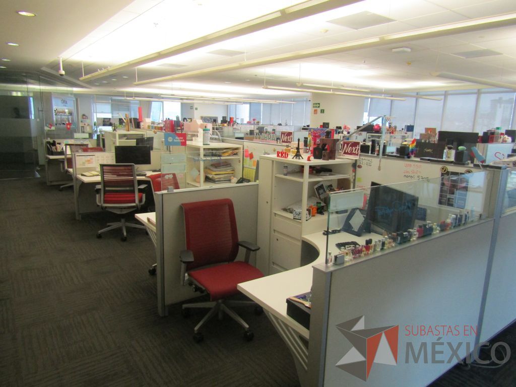 Lote 017 - Estación de trabajo para 9 personas con 9 gabinetes altos metálicos color blanco. - Imagen 7