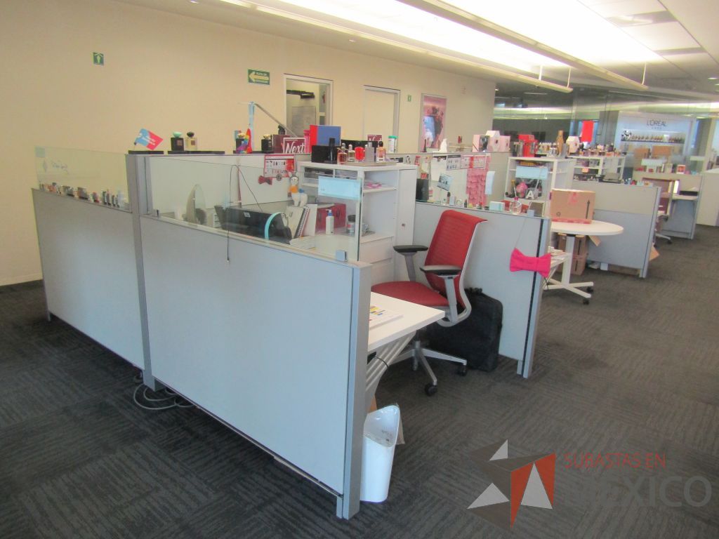 Lote 017 - Estación de trabajo para 9 personas con 9 gabinetes altos metálicos color blanco.