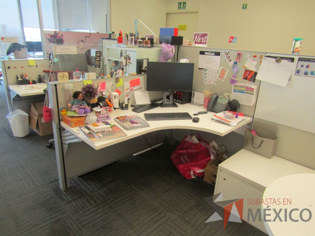 Lote 017 - Estación de trabajo para 9 personas con 9 gabinetes altos metálicos color blanco. - Imagen 10