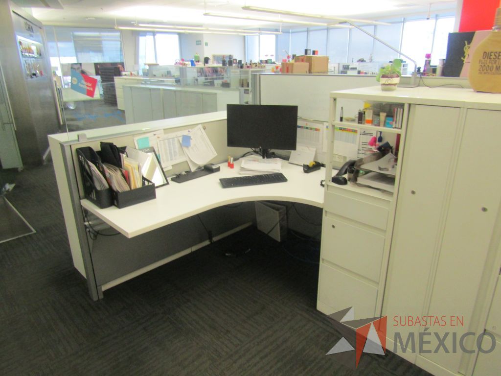 Lote 017 - Estación de trabajo para 9 personas con 9 gabinetes altos metálicos color blanco. - Imagen 15