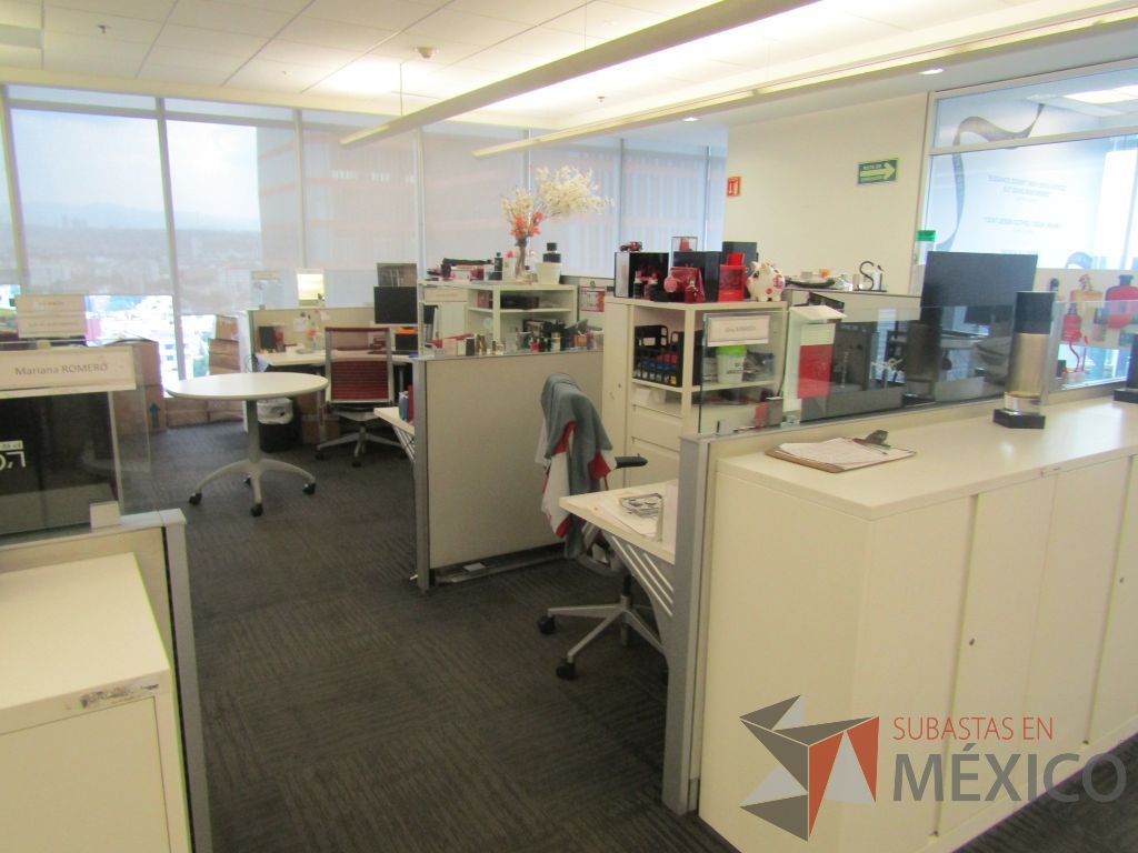 Lote 008 - Estación de trabajo para 5 personas de mampara baja con 5 gabinetes altos metálicos color blanco - Imagen 2