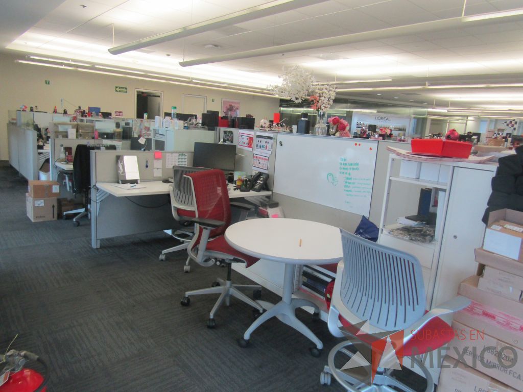 Lote 008 - Estación de trabajo para 5 personas de mampara baja con 5 gabinetes altos metálicos color blanco - Imagen 3