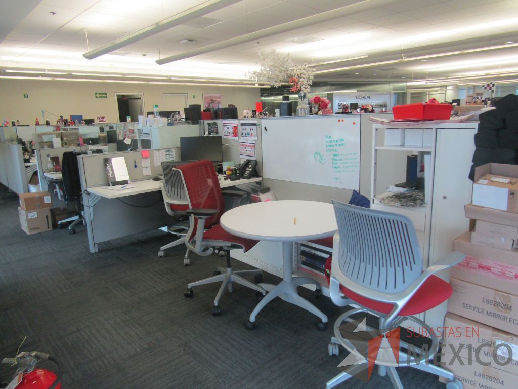 Lote 008 - Estación de trabajo para 5 personas de mampara baja con 5 gabinetes altos metálicos color blanco - Imagen 4