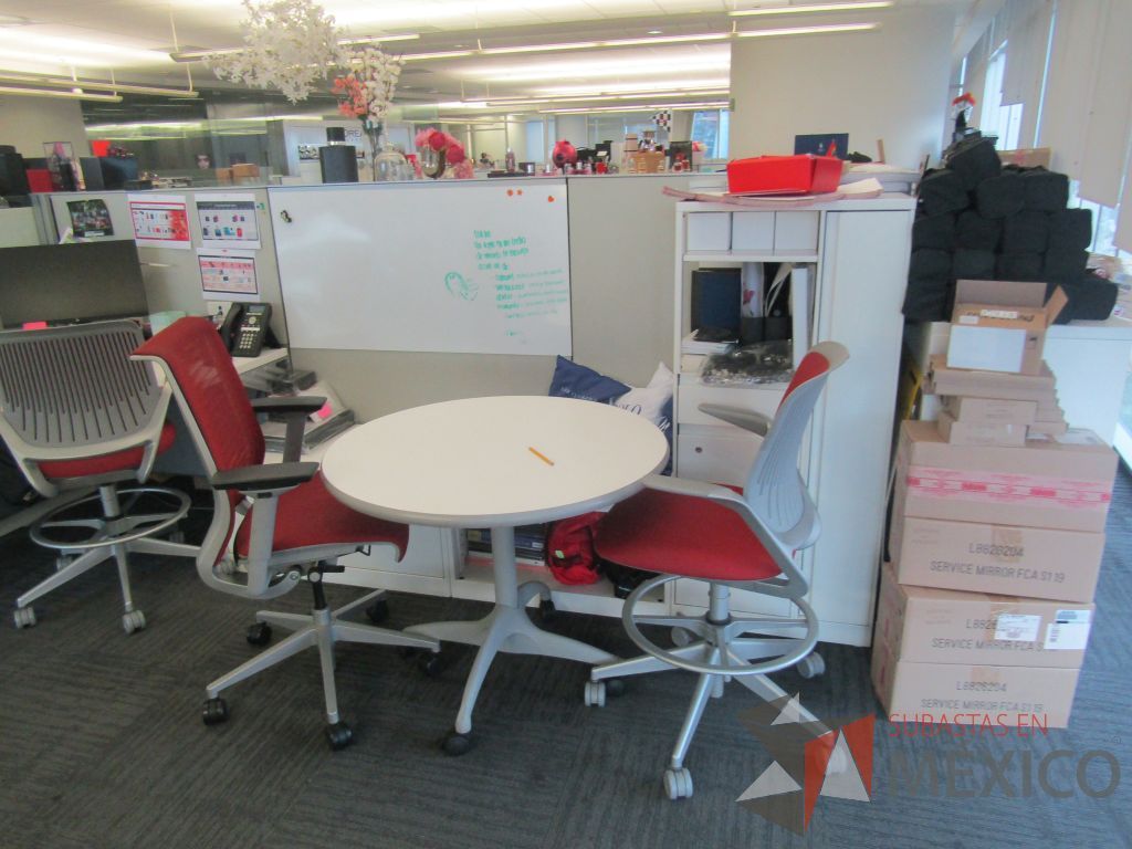 Lote 008 - Estación de trabajo para 5 personas de mampara baja con 5 gabinetes altos metálicos color blanco - Imagen 5