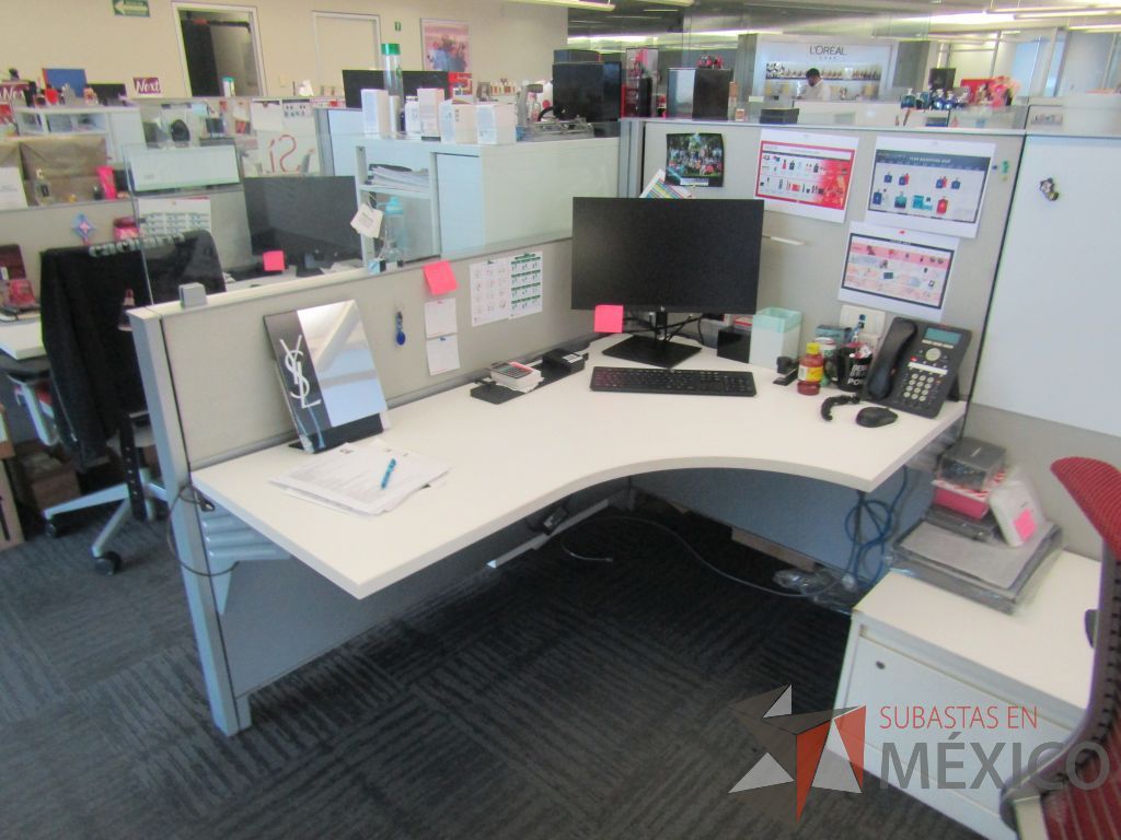 Lote 008 - Estación de trabajo para 5 personas de mampara baja con 5 gabinetes altos metálicos color blanco