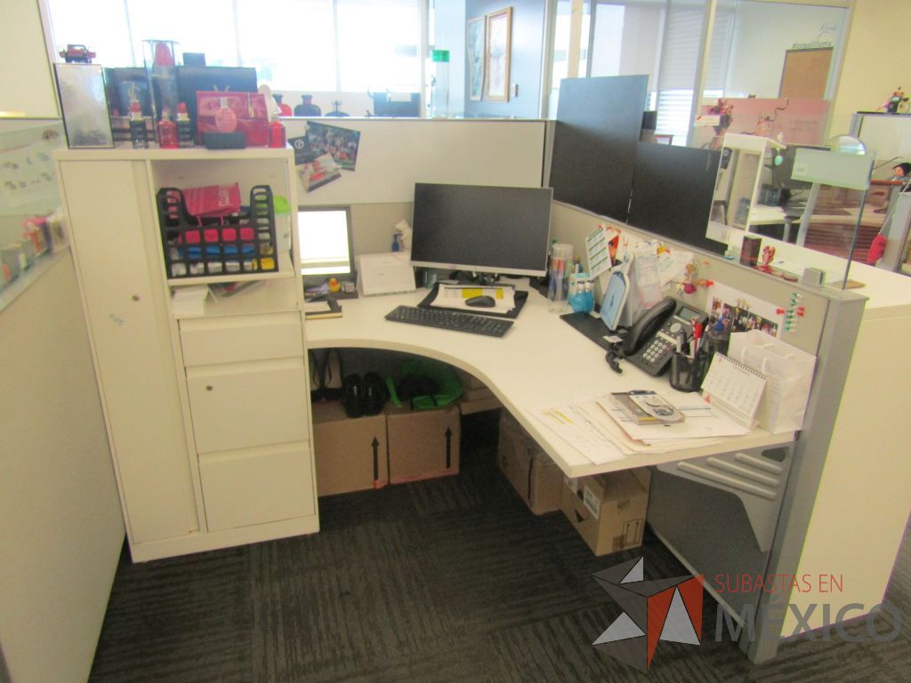 Lote 008 - Estación de trabajo para 5 personas de mampara baja con 5 gabinetes altos metálicos color blanco - Imagen 7