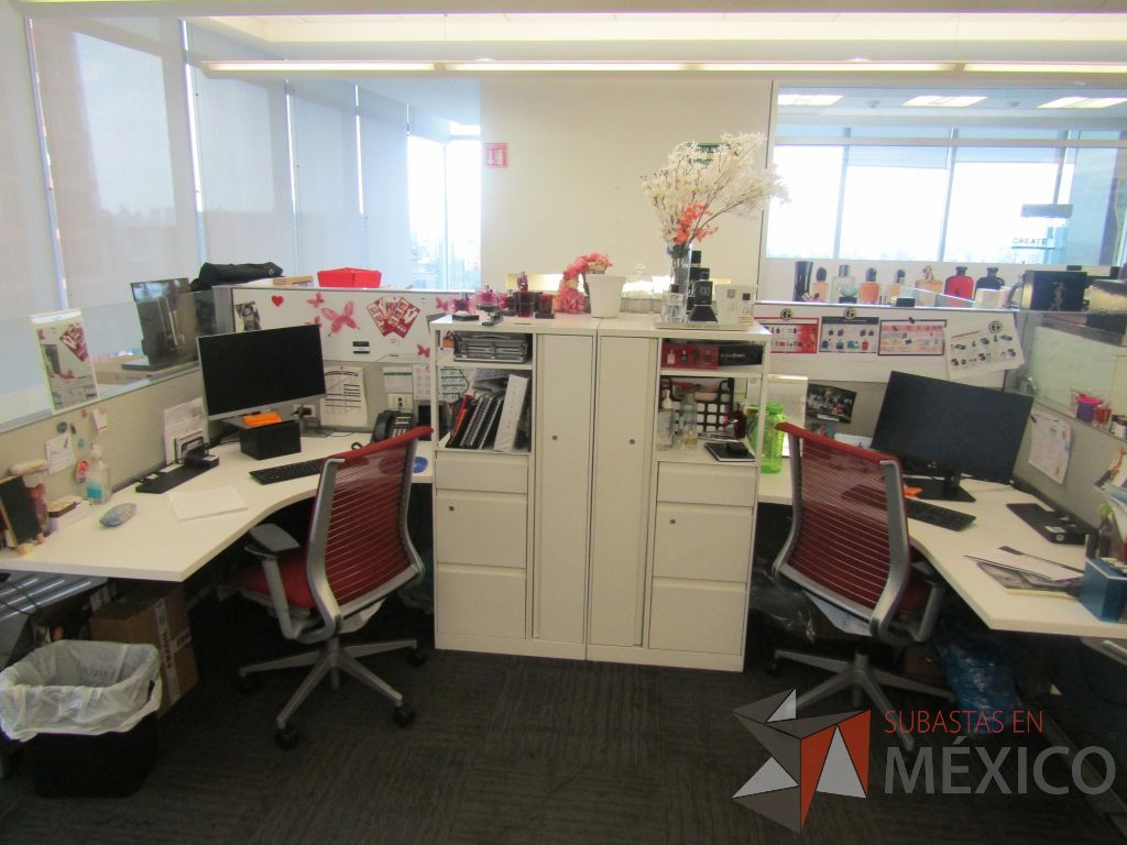 Lote 008 - Estación de trabajo para 5 personas de mampara baja con 5 gabinetes altos metálicos color blanco - Imagen 8