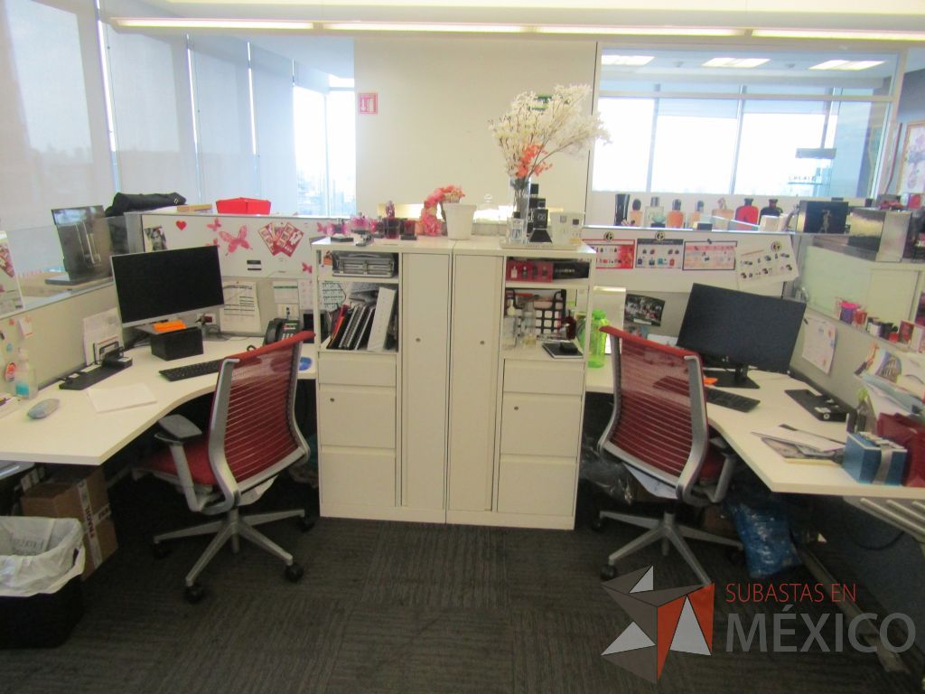 Lote 008 - Estación de trabajo para 5 personas de mampara baja con 5 gabinetes altos metálicos color blanco - Imagen 9