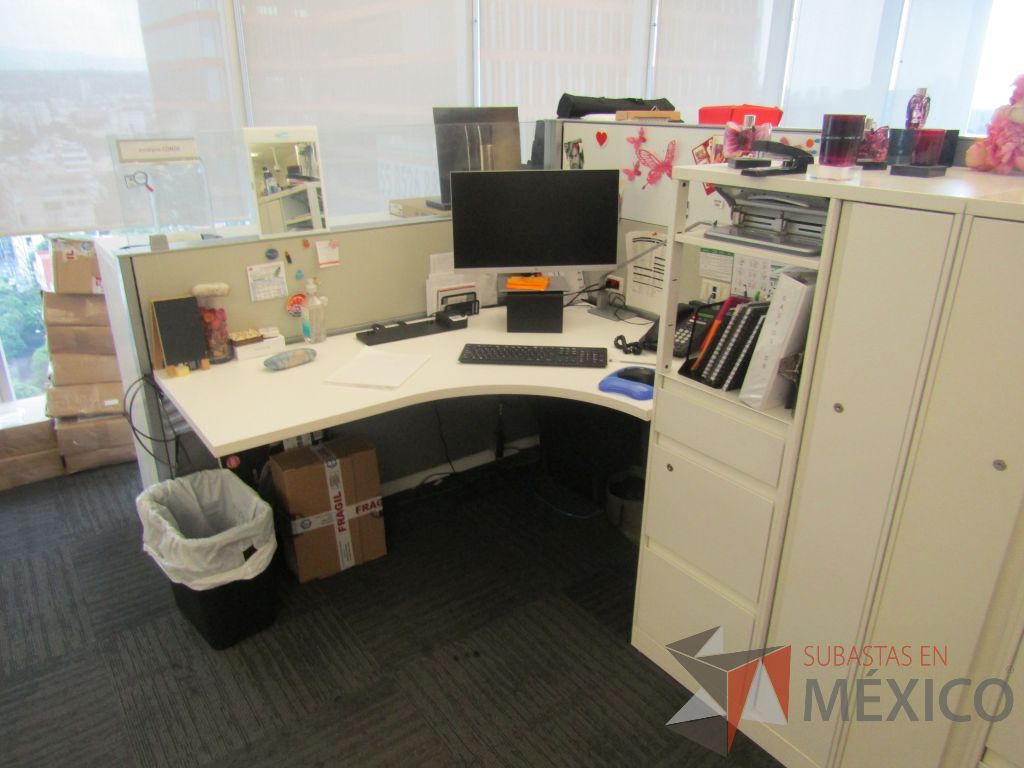 Lote 008 - Estación de trabajo para 5 personas de mampara baja con 5 gabinetes altos metálicos color blanco - Imagen 11