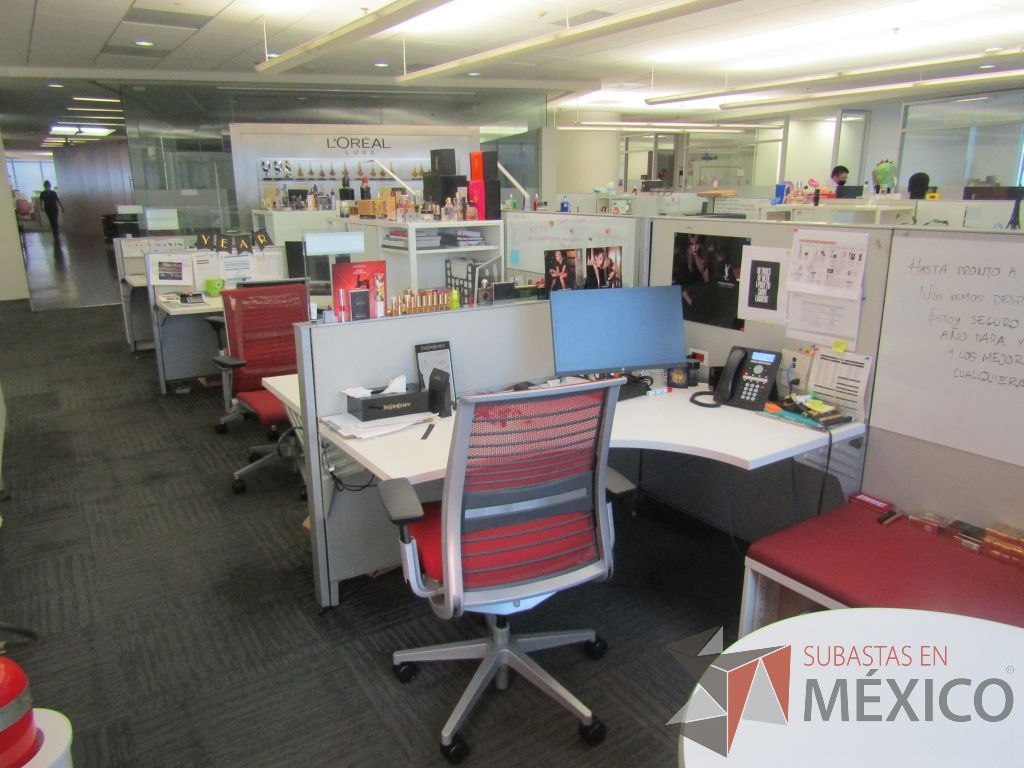 Lote 020 - Estación de trabajo para 9 personas de mampara baja con 9 gabinetes altos metálicos color blanco - Imagen 2