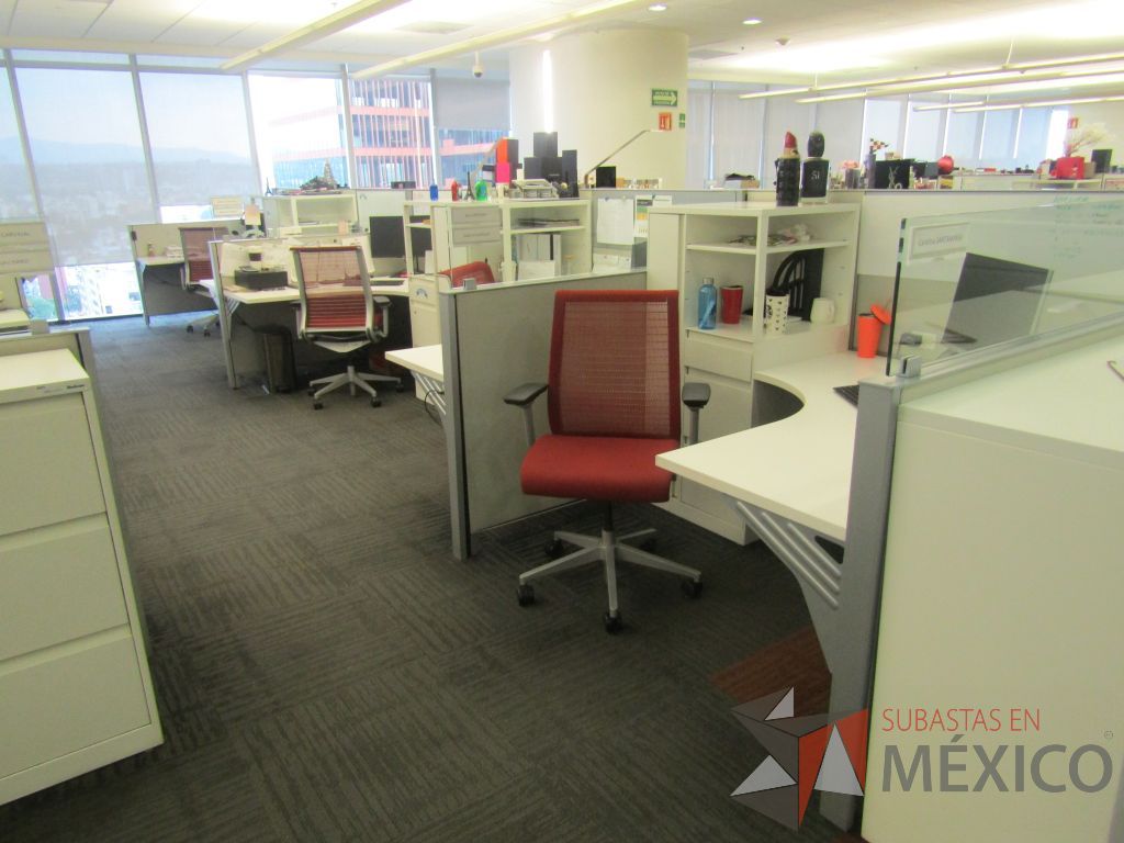 Lote 020 - Estación de trabajo para 9 personas de mampara baja con 9 gabinetes altos metálicos color blanco - Imagen 8