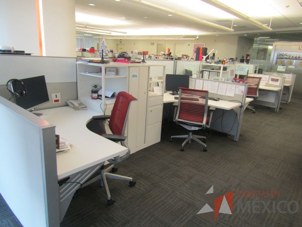 Lote 020 - Estación de trabajo para 9 personas de mampara baja con 9 gabinetes altos metálicos color blanco - Imagen 9