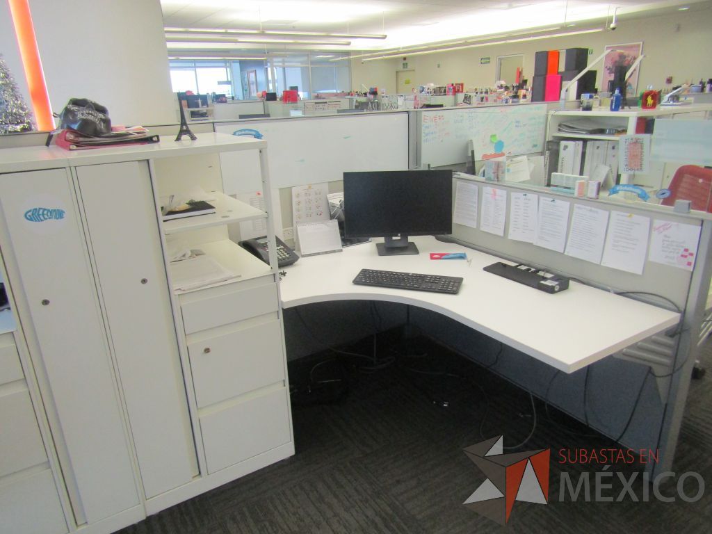 Lote 020 - Estación de trabajo para 9 personas de mampara baja con 9 gabinetes altos metálicos color blanco - Imagen 11