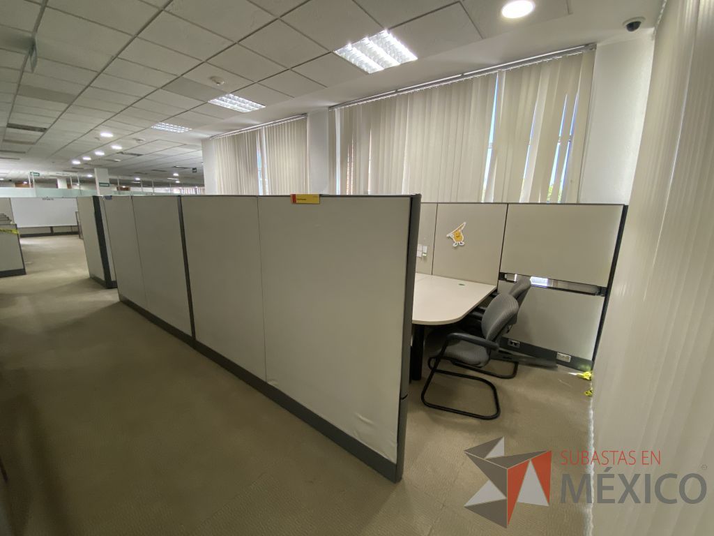 Lote 017 - Estación de trabajo para 3 personas de mampara alta con 3 gavetas - Imagen 2