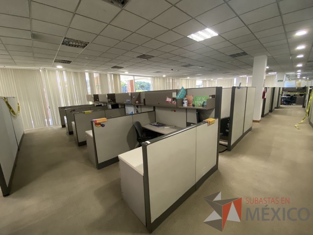 Lote 018 - Estación de trabajo para 14 personas con mampara alta con 13 gavetas - Imagen 2