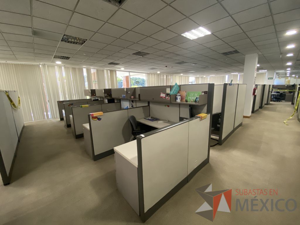 Lote 018 - Estación de trabajo para 14 personas con mampara alta con 13 gavetas