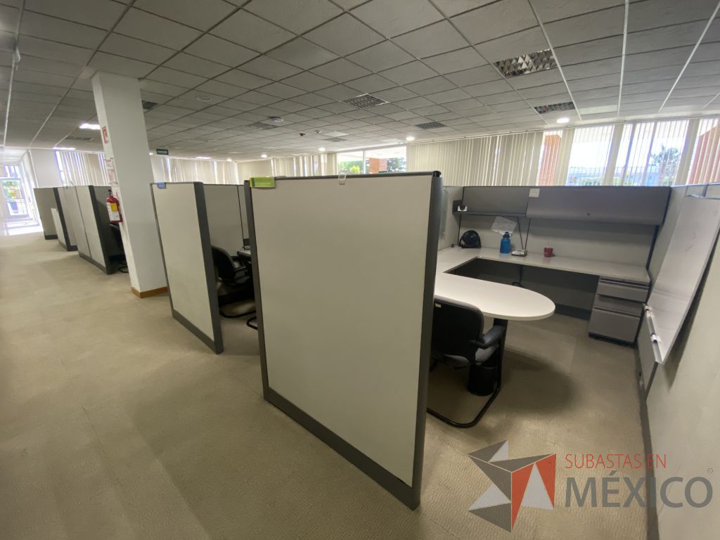 Lote 018 - Estación de trabajo para 14 personas con mampara alta con 13 gavetas - Imagen 4
