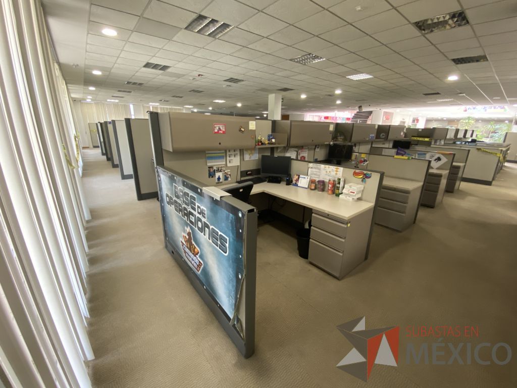 Lote 018 - Estación de trabajo para 14 personas con mampara alta con 13 gavetas - Imagen 5