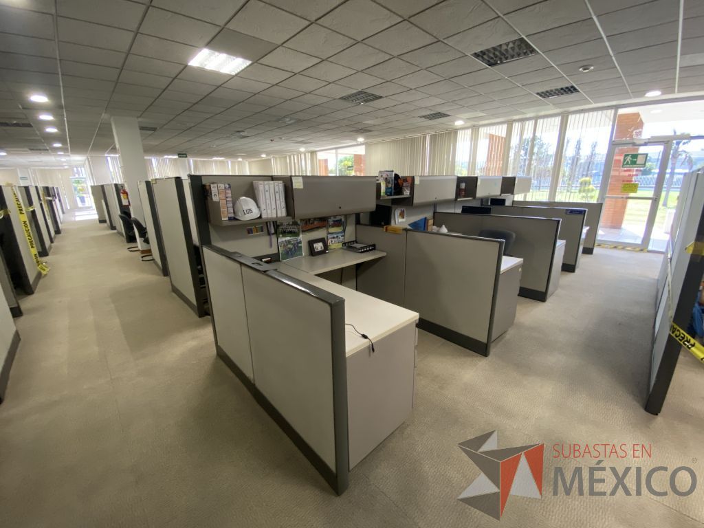 Lote 019 - Estación de trabajo para 4 personas con mampara alta con 4 gavetas - Imagen 2