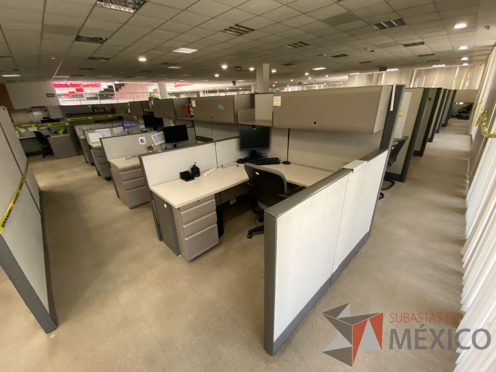 Lote 019 - Estación de trabajo para 4 personas con mampara alta con 4 gavetas - Imagen 4