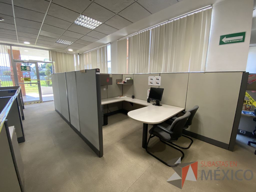 Lote 020 - Estación de trabajo para 2 personas con mampara alta con 2 gavetas