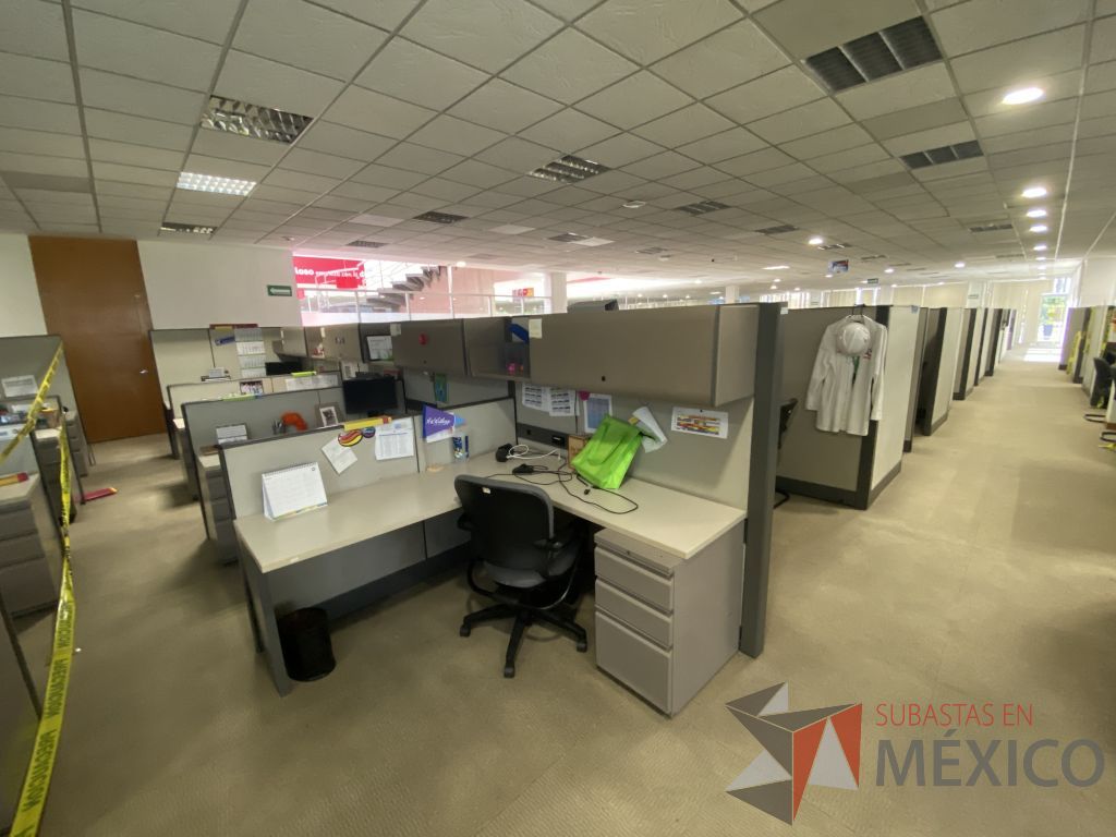 Lote 022 - Estación de trabajo para 16 personas de mampara alta con 16 gavetas - Imagen 4
