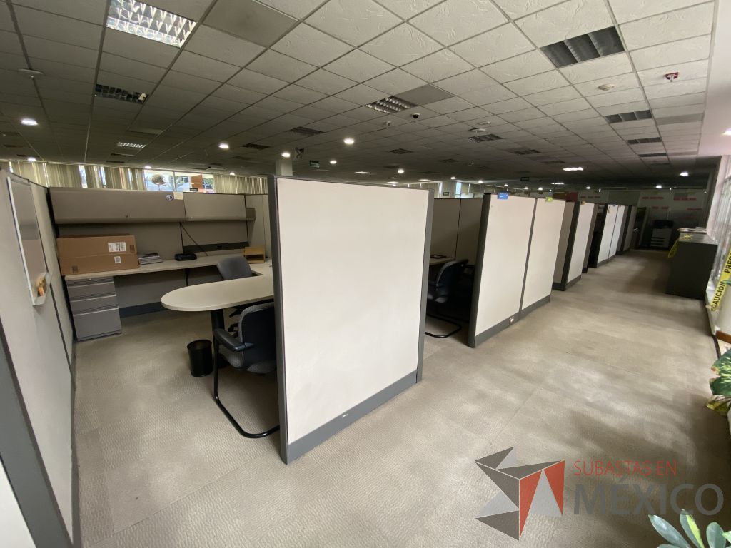 Lote 022 - Estación de trabajo para 16 personas de mampara alta con 16 gavetas - Imagen 2