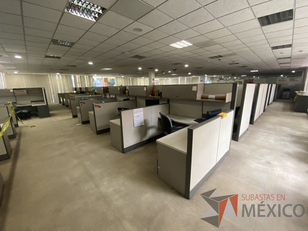 Lote 023 - Estación de trabajo para 4 personas de mampara alta con 4 gavetas