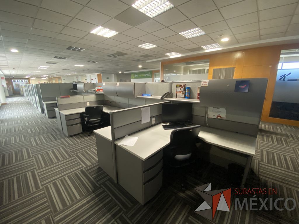 Lote 026 - Estación de trabajo para 22 personas con mampara alta con 22 gavetas - Imagen 3