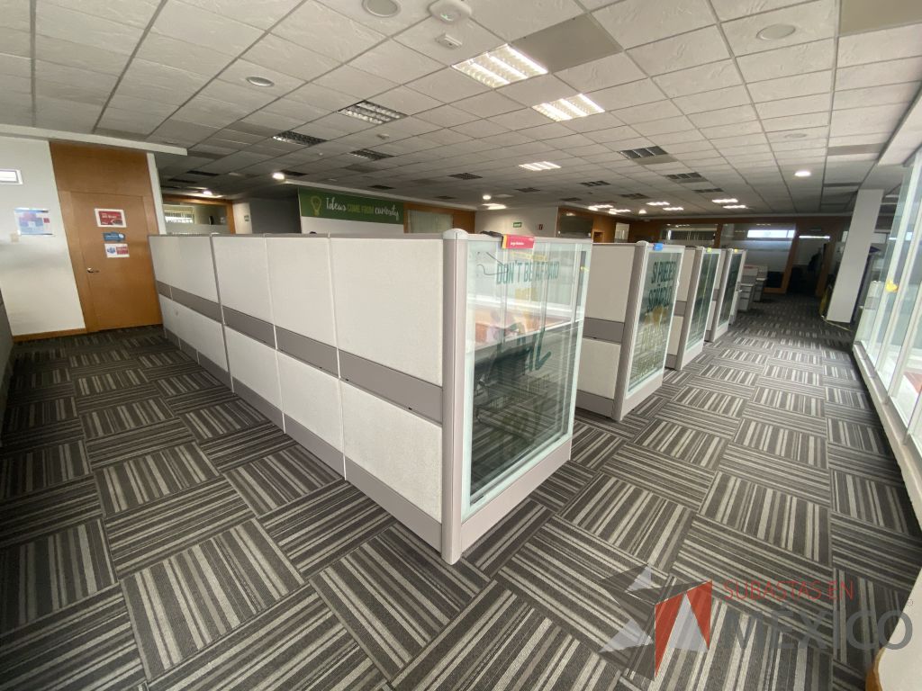 Lote 026 - Estación de trabajo para 22 personas con mampara alta con 22 gavetas - Imagen 4