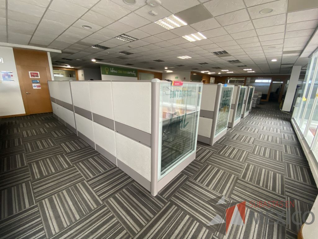 Lote 026 - Estación de trabajo para 22 personas con mampara alta con 22 gavetas - Imagen 5