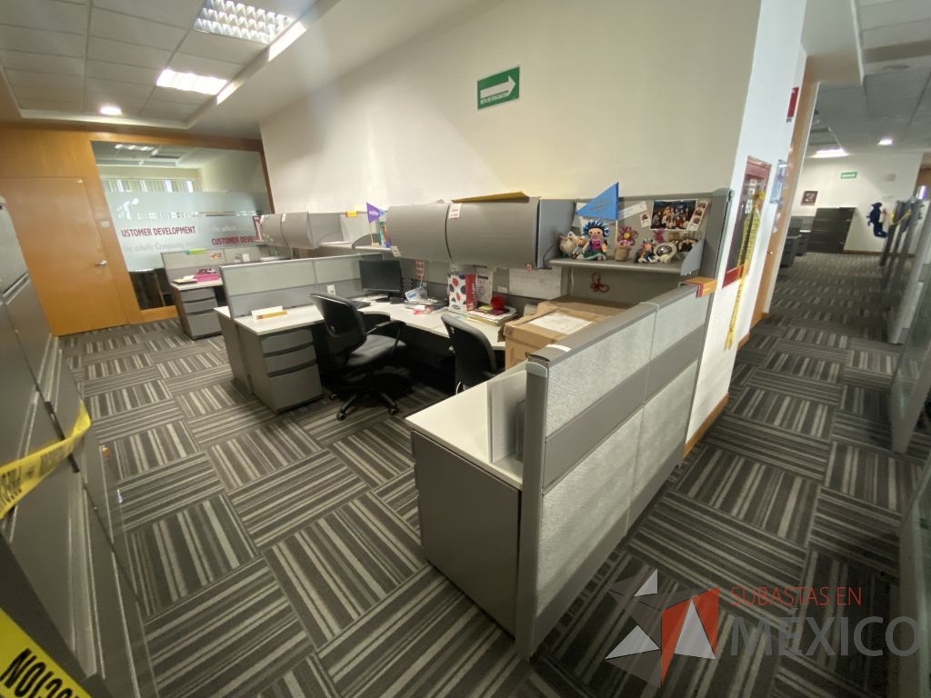 Lote 014 - Estación de trabajo para 4 personas con mampara alta con 4 gavetas