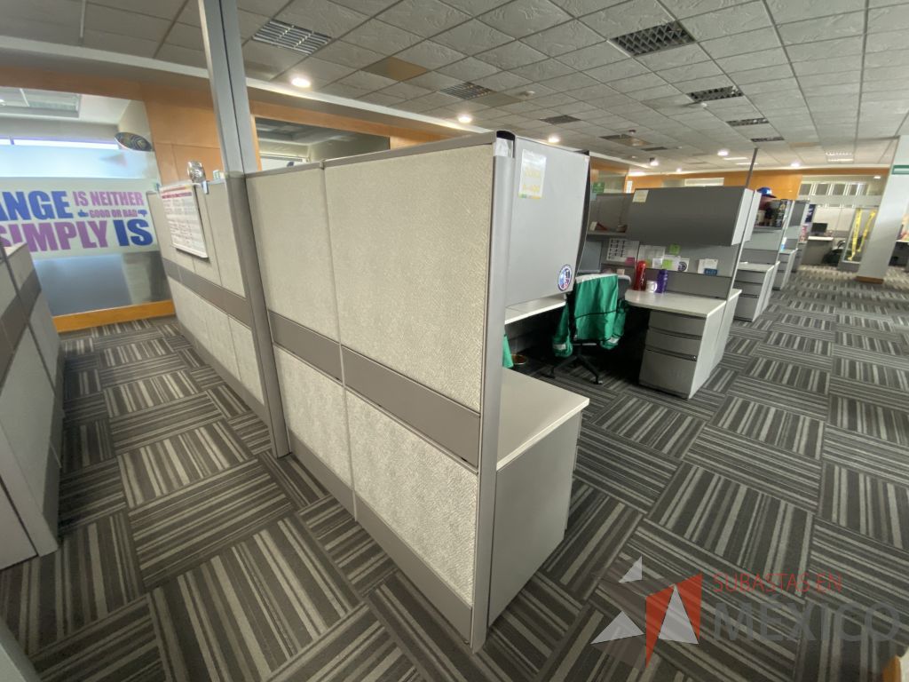 Lote 032 - Estación de trabajo para 20 personas con mampara alta con 20 gavetas - Imagen 5
