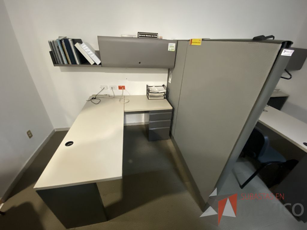 Lote 058 - 4 Escritorios en escuadra con archivero vertical de 3 cajones