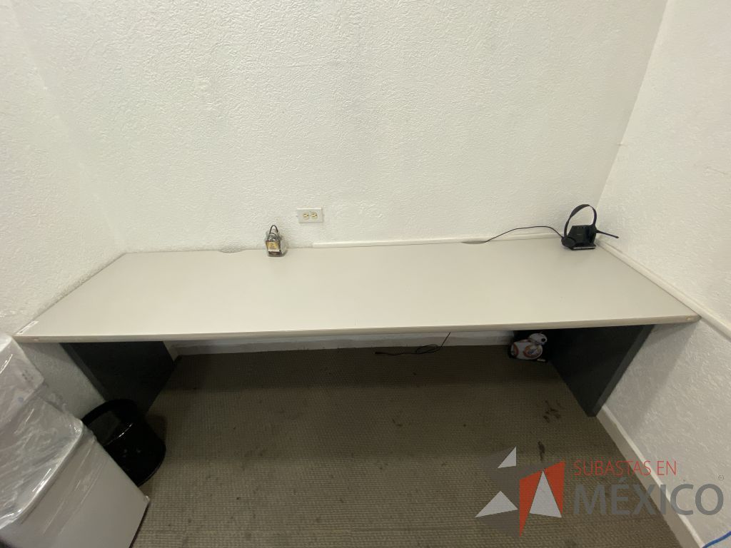 Lote 017 - Mesa de trabajo rectangular empotrada para 2 personas con base metálica y cubierta color gris - Imagen 2