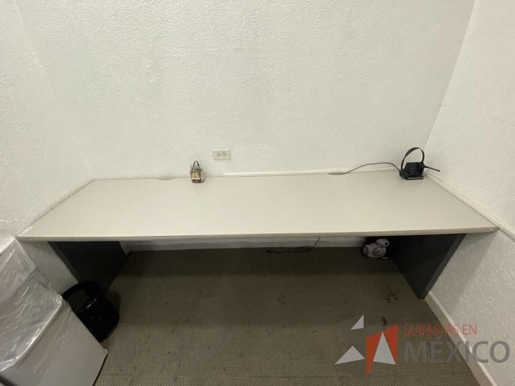 Lote 017 - Mesa de trabajo rectangular empotrada para 2 personas con base metálica y cubierta color gris