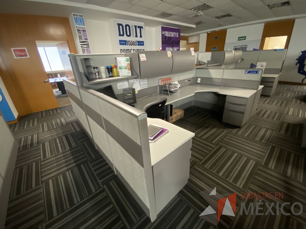Lote 019 - Estación de trabajo para 8 personas de mampara alta con 8 gavetas - Imagen 2