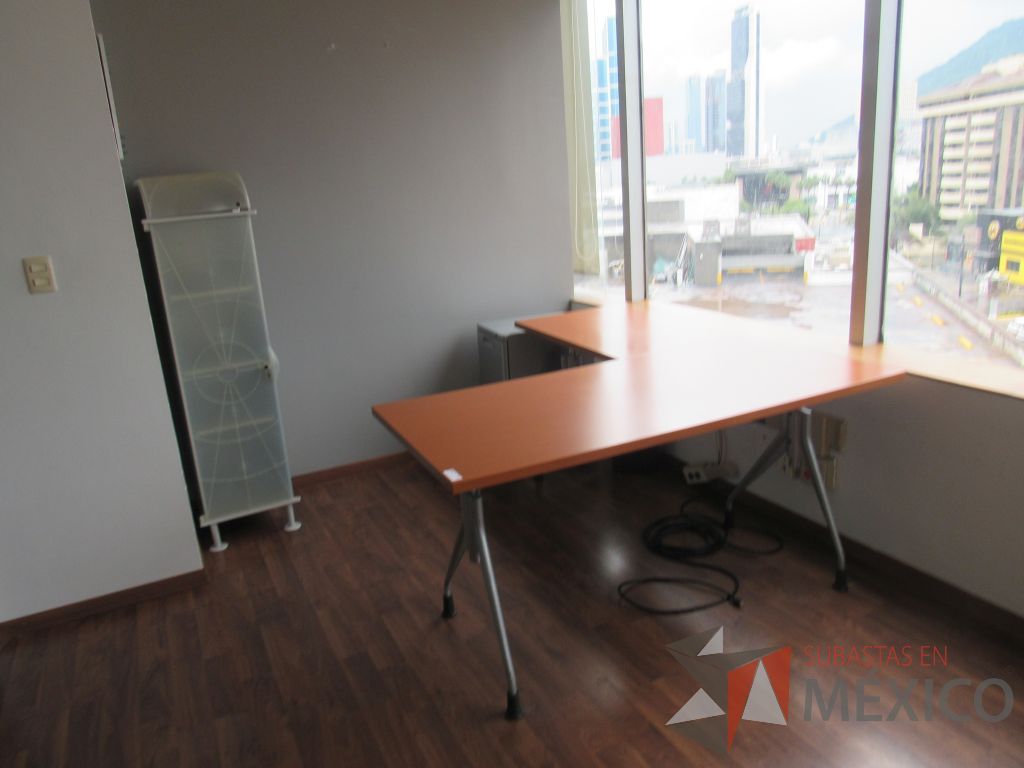 Lote 001 - Oficina Ejecutiva con Escritorio, 2 Mesa de trabajo, Perchero y Gabinete