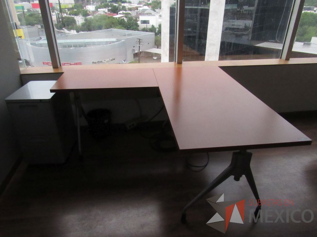 Lote 001 - Oficina Ejecutiva con Escritorio, 2 Mesa de trabajo, Perchero y Gabinete - Imagen 8