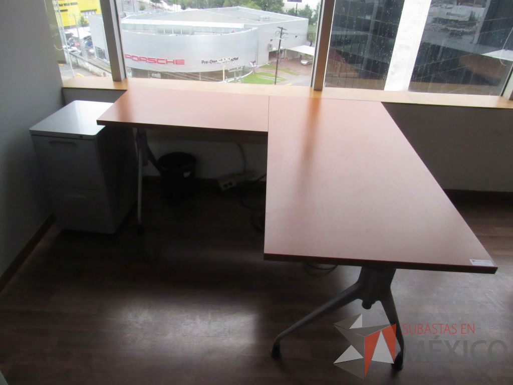 Lote 001 - Oficina Ejecutiva con Escritorio, 2 Mesa de trabajo, Perchero y Gabinete - Imagen 10