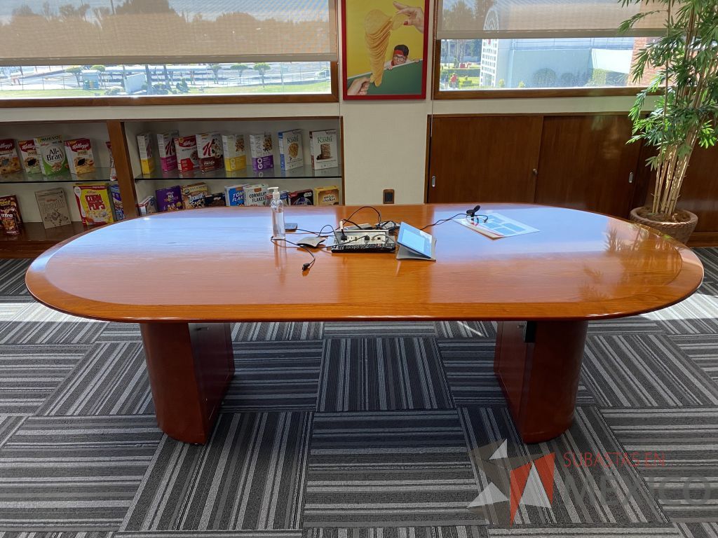 Lote 087 - Mesa de sala de juntas para 4 personas con base y cubierta color café - Imagen 3